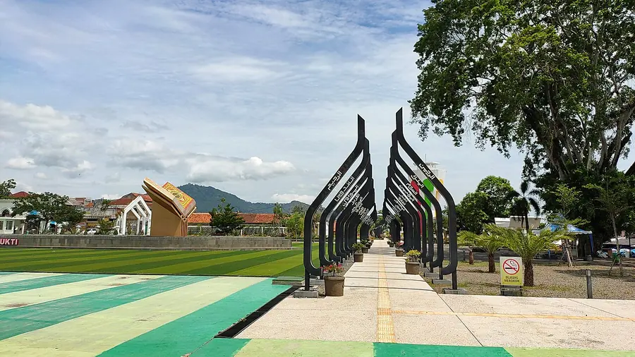 Alun-alun Cianjur dengan lengkung hitam dan lapangan hijau