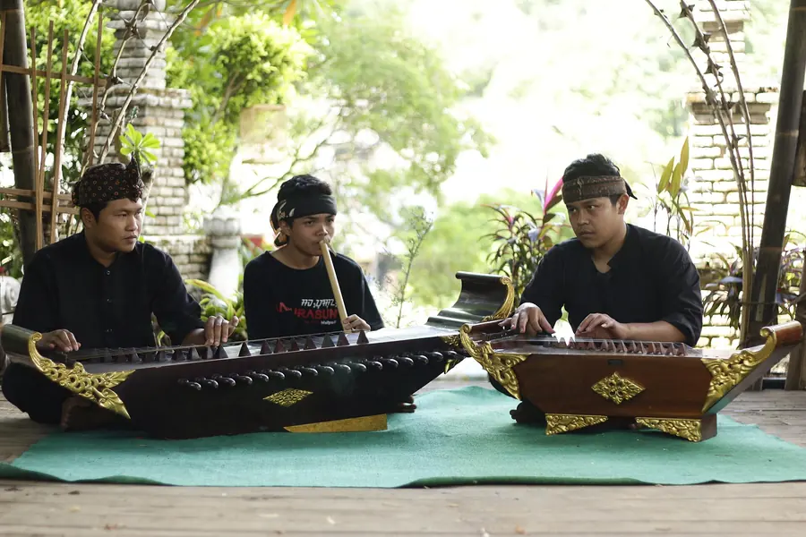 Pemain kacapi dan suling Sunda
